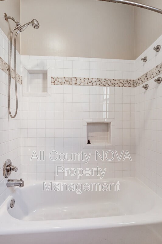 Building Photo - 305 9th St