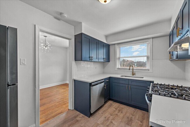 Building Photo - 2721 W Berwyn Ave