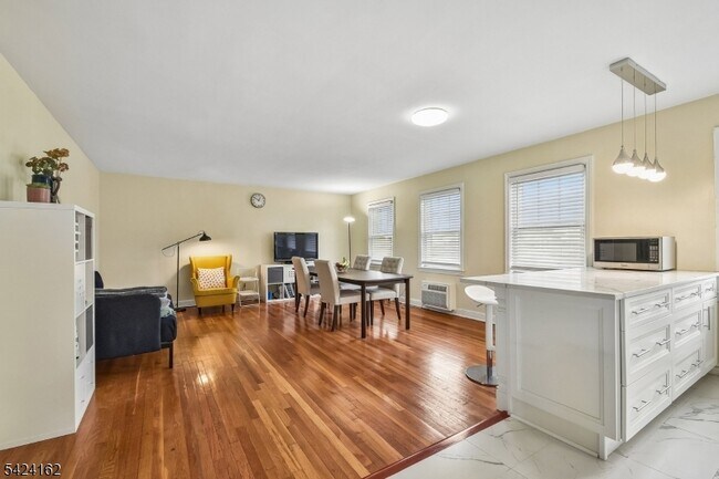 Building Photo - 176 Millburn Ave