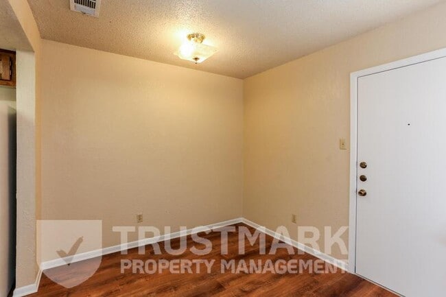 Building Photo - 2701 Bermuda Dr