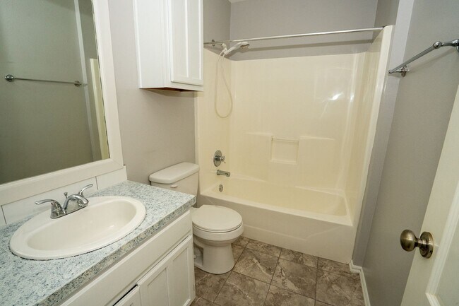 Building Photo - 3 Bed / 2 Bath in Collinsville!