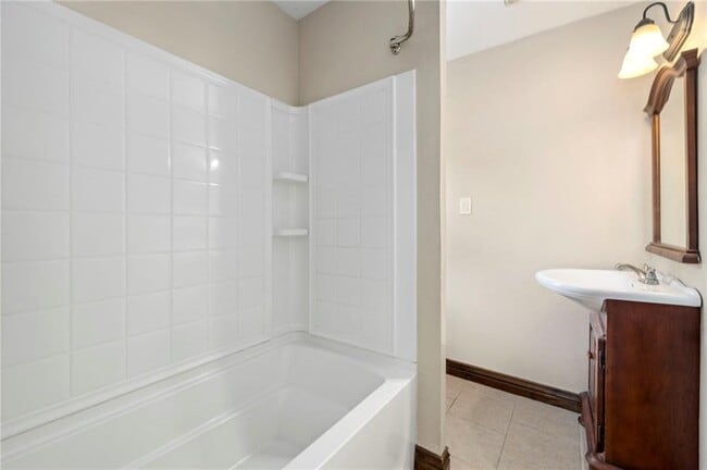 Building Photo - 2312 W Holly St