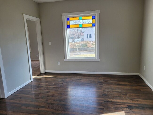 Building Photo - 4 bedroom/2 bath home