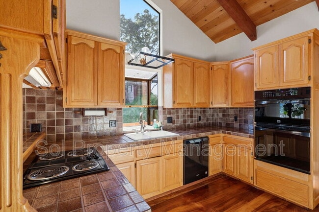 Building Photo - 147 Seacliff Dr