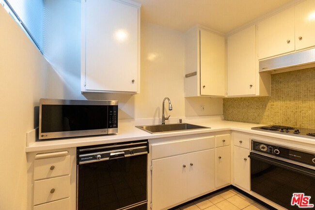 Building Photo - 833 Moraga Dr