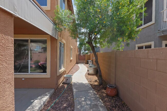 Building Photo - 14878 W Bloomfield Rd