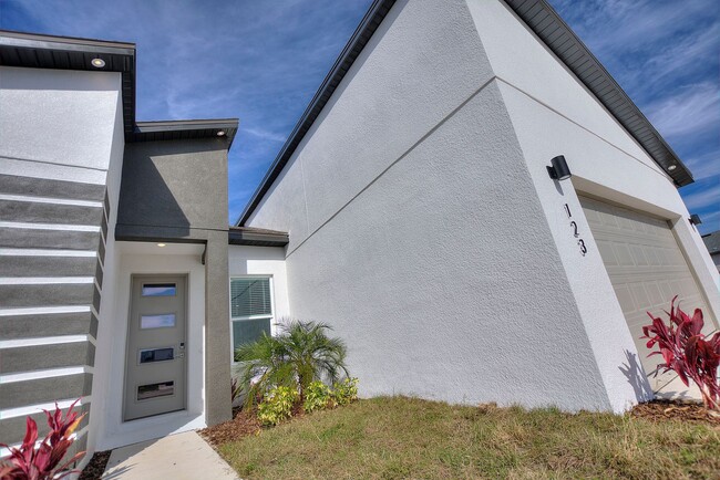 Building Photo - 123 Tulip Ln