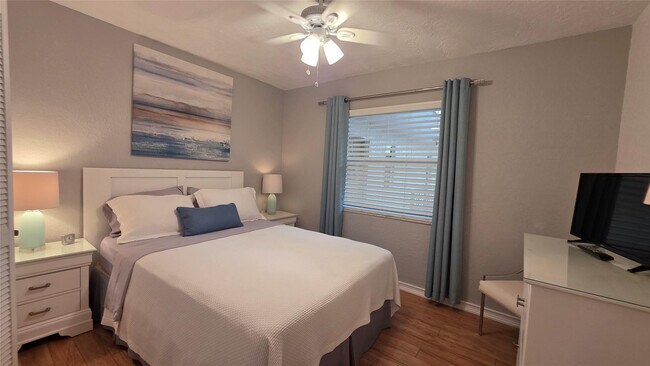 Building Photo - 2801 Somerset Dr