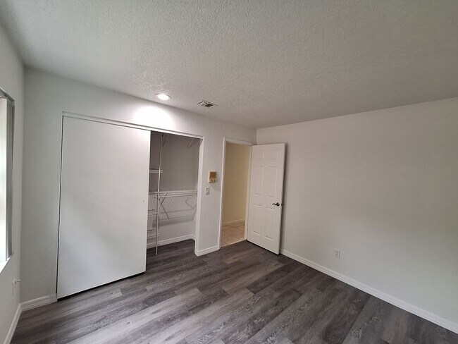 Building Photo - Spacious 4-Bed, 3-Bath Belle Isle Home wit...