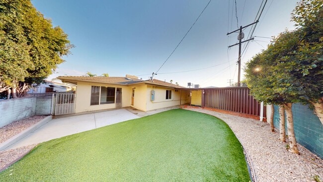 Building Photo - Large 7 Bedroom house on Dorothy - Steps off Campus!!