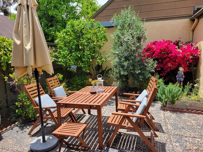 Building Photo - Centrally located 3 bedroom, 2 bathroom home.