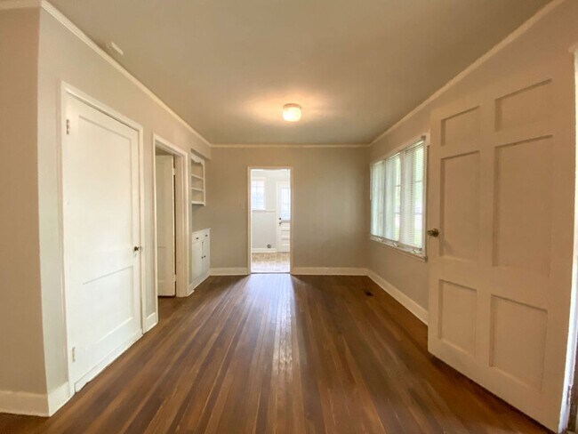 Building Photo - 3 bed, 1 bath by the University of Memphis