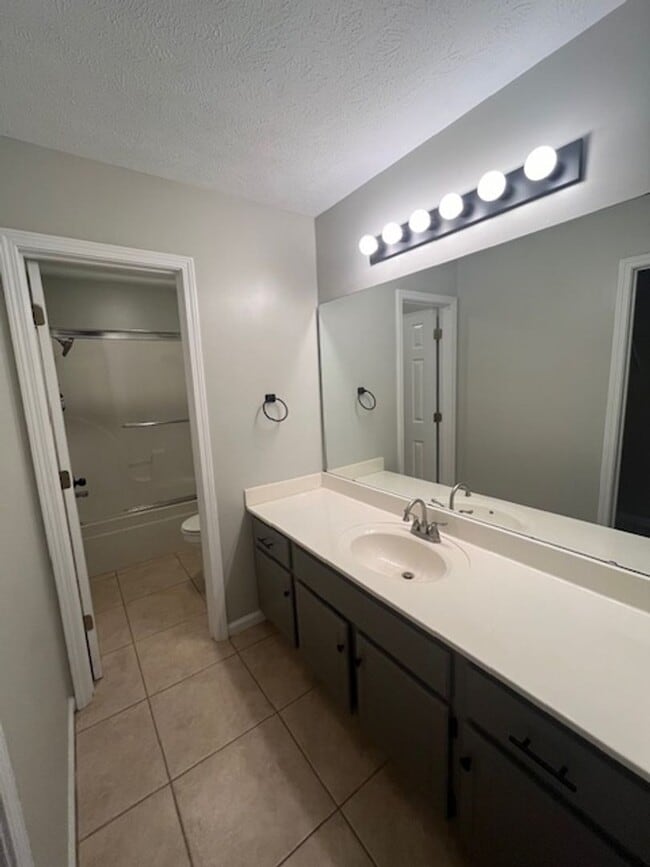 Building Photo - Renovated 3 Bedroom 2 Bath Home for Rent!