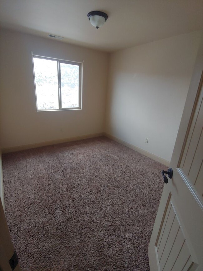 Building Photo - Pet friendly home