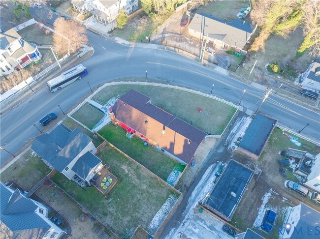 Building Photo - 209 Poe St