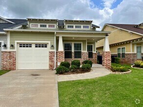 Building Photo - Large 3 Bed, 2 Bath in Beautifully Well-Ma...