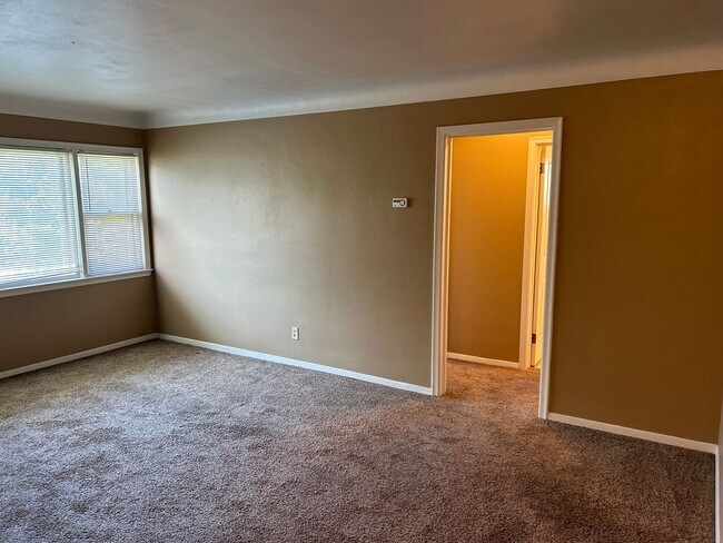 Building Photo - Upper level 1 Bedroom in W St Paul!! Move ...