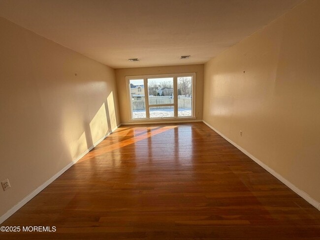 Building Photo - 550 Wall St