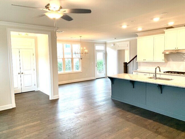 Building Photo - 570 Turlington Pl