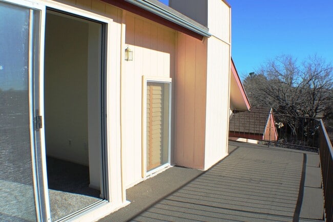 Building Photo - Beautiful Move-in Ready Home