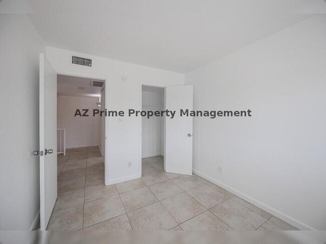 Building Photo - 4615 E Jones Ave