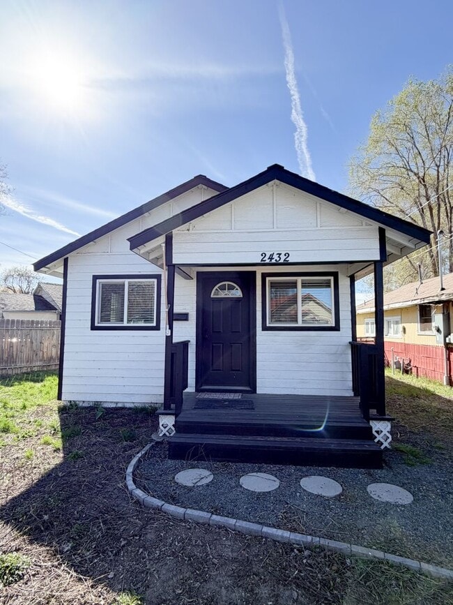 Building Photo - 2 Bedroom, 1 Bathroom Home