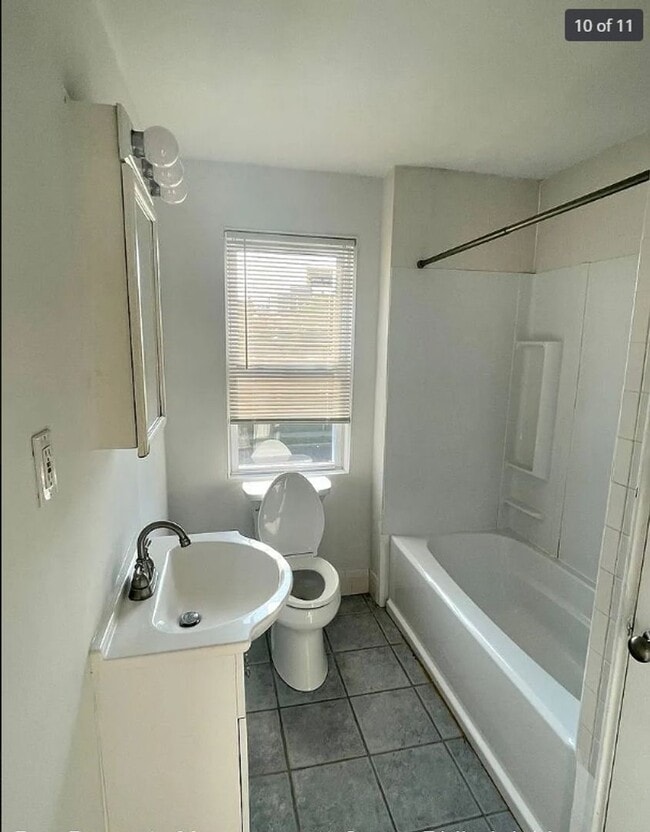 Building Photo - 3 bedroom 1 bath house available in North ...