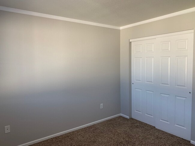 Building Photo - 3 BEDROOM,  2.5 BATHROOM TOWNHOUSE WITH 2 ...
