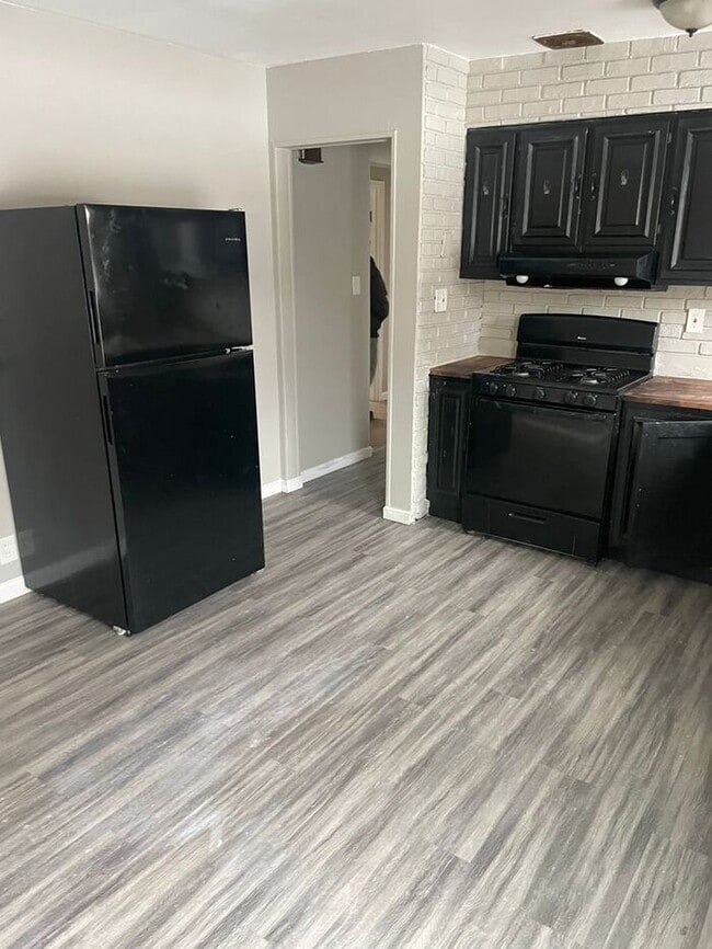 Building Photo - 3 Bedroom Ranch | Modern Updates & Natural Light