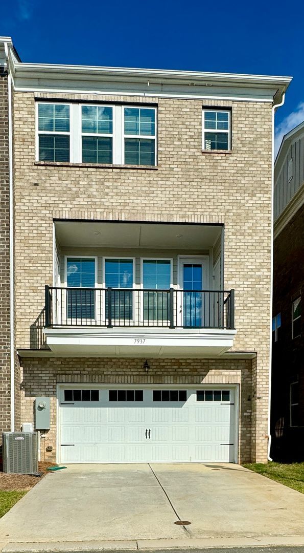 Building Photo - Beautiful 3BR/3.5BA Townhome in Rea Farms