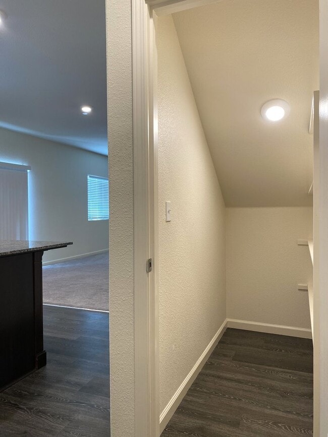 Building Photo - Spacious 4 bedroom/2 bath home waiting to ...