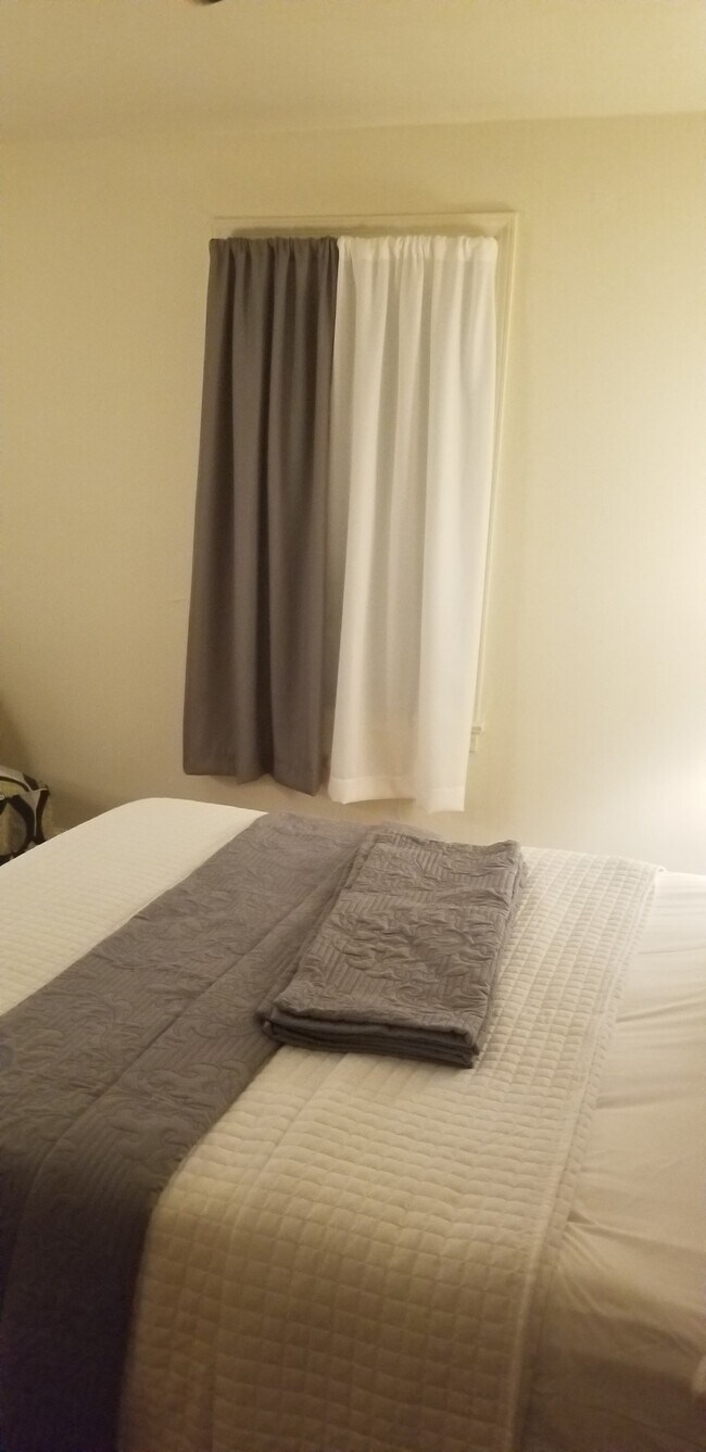 suite bedroom - 3136 N 5th St