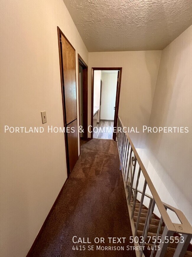 Building Photo - 2 bedroom townhome, close to transportation