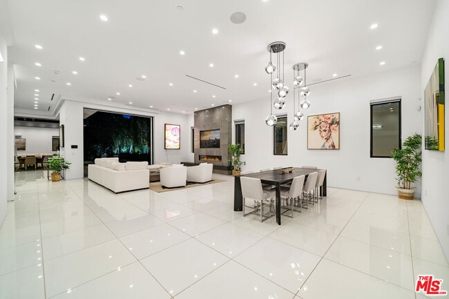 Building Photo - 4458 Mammoth Ave