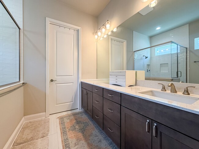 Building Photo - Modern-Luxury 5/4 in Oakmont