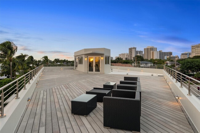 Building Photo - 3300 NE 39th St