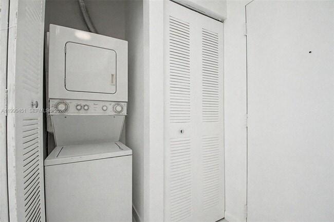 Building Photo - 1350 NW 8th Ct