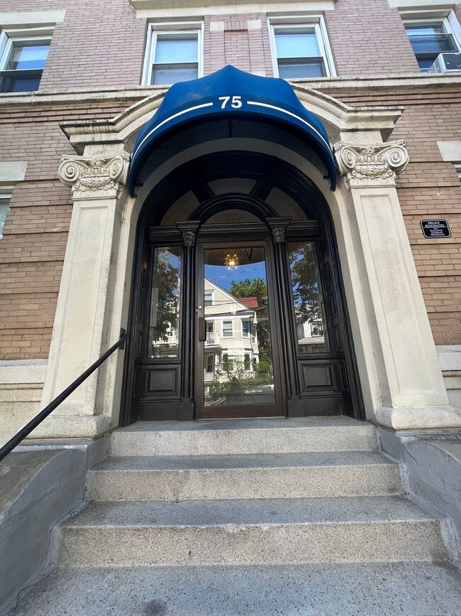 Building Photo - $2,025 Brighton Studio | Near Packards Corner | Exceptional Value in a Prime Location
