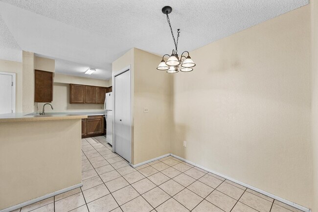 Building Photo - 533 W Guadalupe Rd