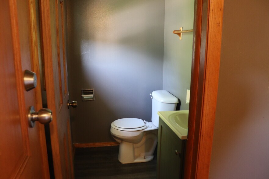 Half bath - 3627 Southwood Dr