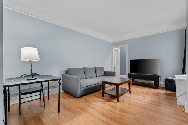 Building Photo - 122 W 39th St