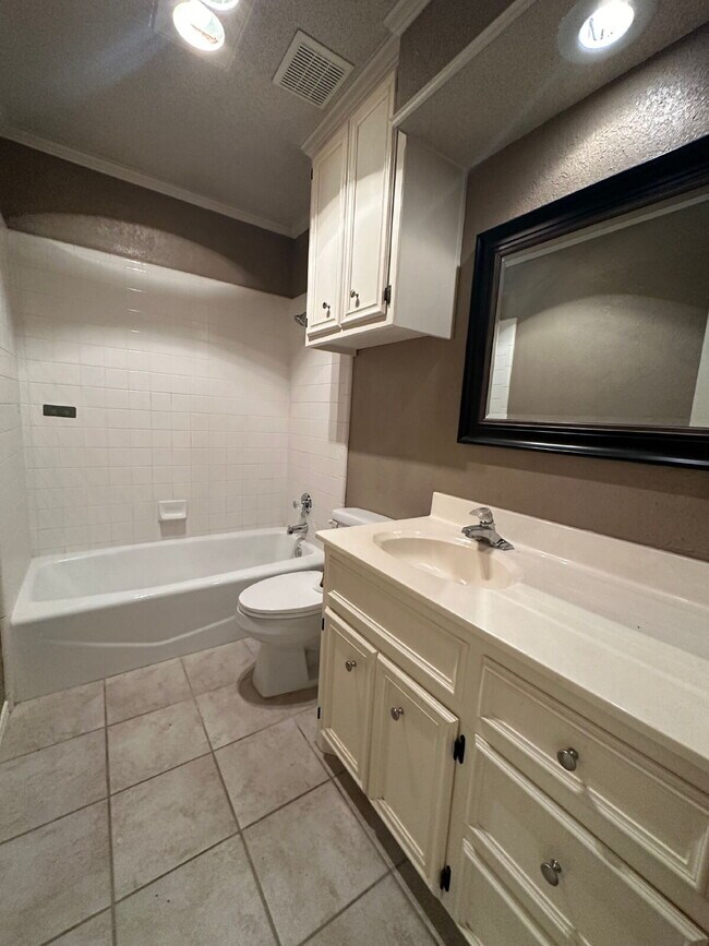Building Photo - Spacious 3/2/2 - Freshly Updated