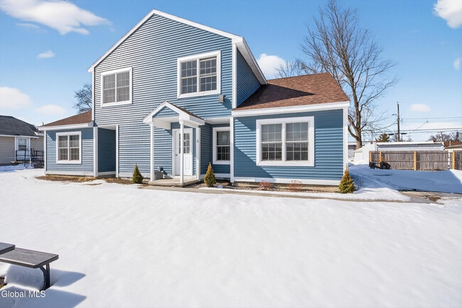 Building Photo - 6 Arrow St