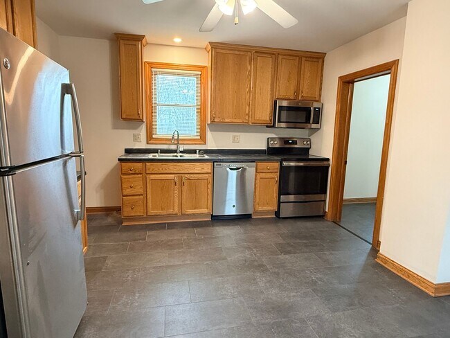 Building Photo - 2 Bedroom, 1.5 Bath Farm HOUSE, LARGE Yard, 2.5 Car Garage! UPDATES!