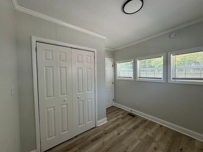 Building Photo - 3bed/1bath House $1395!