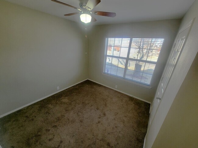 Building Photo - 1319 Periwinkle Dr