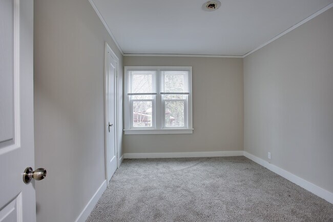 Building Photo - 3 Bedroom updated home Near Campus - Avail...