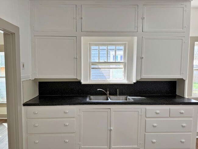 Building Photo - 1810 7th St