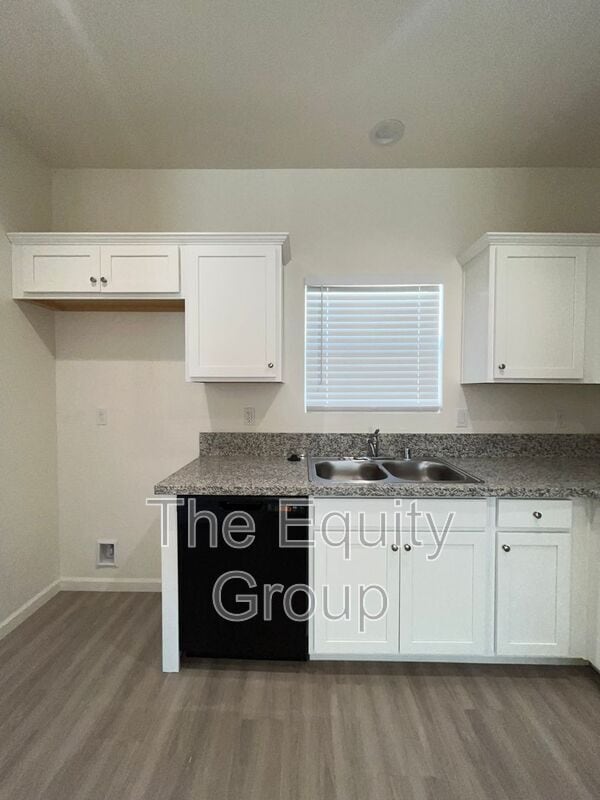 Building Photo - 4112 E Kaweah Ave