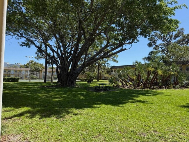 Building Photo - 5174 NE 6th Ave